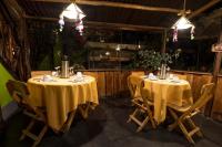 twee tafels in een restaurant met geel tafelkleed bij Hotel Uru Tinkuy in Urubamba