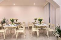 阳朔Perfect holiday inn的用餐室配有桌椅和鲜花