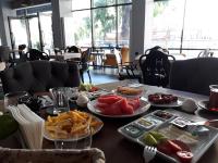 een tafel met daarop borden met eten bij Aldino Residence in Ankara