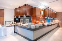 een restaurant met een bar met borden erop bij Ma Biche Kemer by Werde Hotels in Kemer