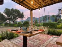 Garður fyrir utan Aranyavas Nature Retreat, Jaipur