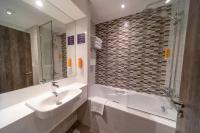 Premier Inn Dubai Barsha Heightsにあるバスルーム