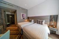 Premier Inn Dubai Barsha Heightsにあるベッド