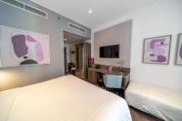 Premier Inn Dubai Barsha Heightsにあるベッド