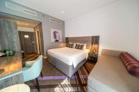Premier Inn Dubai Barsha Heightsにあるベッド