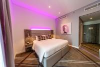 Premier Inn Dubai Barsha Heightsにあるベッド