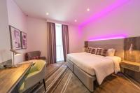Premier Inn Dubai Barsha Heightsにあるベッド