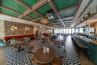 Premier Inn Dubai Barsha Heightsにあるレストランまたは飲食店