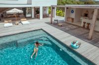 Bazén v ubytovaní Villa Bambou 12 pers piscine chauffée 10 minutes à pieds plage alebo v jeho blízkosti