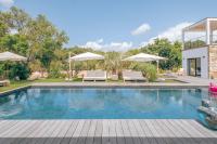 Bazén v ubytovaní Villa Bambou 12 pers piscine chauffée 10 minutes à pieds plage alebo v jeho blízkosti
