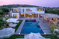 Bazén v ubytovaní Villa Bambou 12 pers piscine chauffée 10 minutes à pieds plage alebo v jeho blízkosti