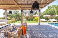 Bazén v ubytovaní Villa Bambou 12 pers piscine chauffée 10 minutes à pieds plage alebo v jeho blízkosti