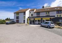 un coche aparcado en un aparcamiento frente a un hotel en B&amp;B HOTEL PERPIGNAN Nord Aéroport, en Perpiñán