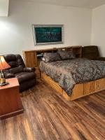 un dormitorio con una cama y un sofá en Abbey Archway Inn, en Fairbanks