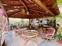 Una televisión o centro de entretenimiento en Thomas Ashwem x One Light Stays