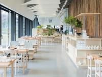 白馬村にあるSnow Peak LAND STATION HAKUBAの白いテーブルと椅子と窓のあるレストラン