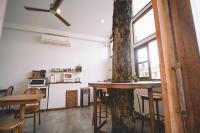Sleepy House Chiang Raiにあるキッチンまたは簡易キッチン