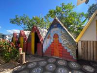 Una casa con una pintura en el costado. en Gran Colibrí Adventure Park, en San Pedro La Laguna