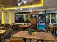 een eetkamer met houten tafels en stoelen bij Apartman Kostić in Zlatibor