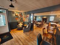 The Royal Oak في بيري ريجيس: غرفة معيشة مليئة بالأثاث ومدفأة