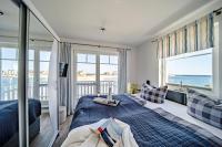 Postel nebo postele na pokoji v ubytování Ferienhaus Strand Hus by Seeblick Ferien ORO, Bestlage am Strand,Sauna,Kamin