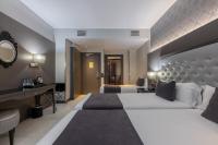 A bed or beds in a room at Hotel Ciutadella Barcelona