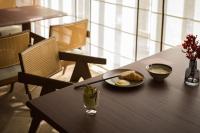 Atour Hotel Haikou Longhua Jinniuling Park في هايكو: طاولة عليها صحن من البيض والخبز