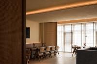 Atour Hotel Haikou Longhua Jinniuling Park في هايكو: غرفة طعام مع طاولات وكراسي ونوافذ