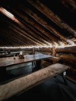 Una mesa de madera en un ático con un banco. en Eventyrhyttene i Jotunheimen, en Stuttgongfossen