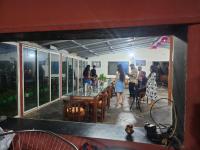 un gruppo di persone che si aggirano intorno a un tavolo in un ristorante di Shantubaug a Satara