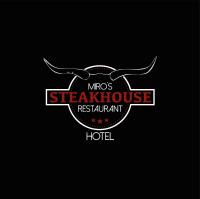 ランゲンフェルトにあるMiros Restaurant Steakhaus Hotelの雄牛が描かれたステーキハウスのロゴ
