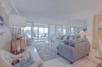 ein Wohnzimmer mit Sofas, Stühlen und einem Tisch in der Unterkunft Shoreline Towers #3022 in Destin