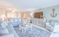 ein Wohnzimmer mit einer Couch und einem Tisch in der Unterkunft Shoreline Towers #3022 in Destin