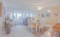 ein Esszimmer und ein Wohnzimmer mit Tisch und Stühlen in der Unterkunft Shoreline Towers #3022 in Destin