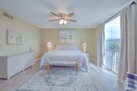 ein Schlafzimmer mit einem Bett und einem Deckenventilator in der Unterkunft Shoreline Towers #3022 in Destin