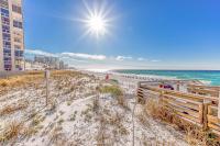 ein Strand mit einem Zaun und dem Meer in der Unterkunft Shoreline Towers #3022 in Destin
