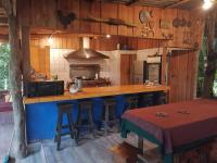 Una cocina o cocineta en Cabañas Rusticas Cielo Roto, Río Celeste