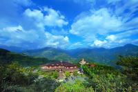 a house on a hill with mountains in the background at 見晴花園山莊Sunshine Villa in Ren&#39;ai