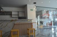 um restaurante com dois bancos, um balcão e duas cadeiras em Hotel Diamond Luxury Tunja em Tunja