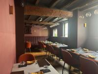 Un comedor con mesas largas y sillas. en Yak & Yeti, en Shrewsbury