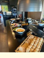Una línea de buffet con muchos tipos diferentes de comida. en HOTEL PREMIERE CLASSE Rouen Sud Oissel, en Saint-Étienne-du-Rouvray