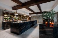 una gran cocina con encimeras de mármol negro en Osada Seidorf, en Karpacz