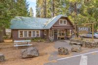 un edificio con panchina e auto parcheggiata fuori di Union Creek Resort a Union Creek