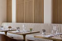 um restaurante com duas mesas com copos em Radisson Collection Resort Galle em Galle