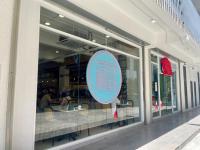 een etalage met een blauw bord in het midden bij Kavenue Studio Unit by CSE in Donggongon