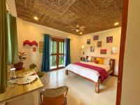un dormitorio con una cama y una mesa y una mesa sidx sidx sidx en Copacabana Siargao, en General Luna