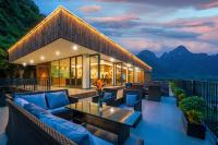 uma villa com vista para as montanhas em Tu Lan Lodge em An Thọ Thôn