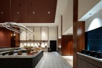 uma grande cozinha com armários castanhos e uma bancada em 深圳南山万象青华酒店 em Shenzhen