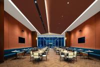 uma grande sala de jantar com mesas e cadeiras em 深圳南山万象青华酒店 em Shenzhen