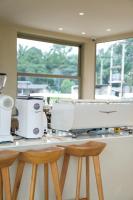 甲米镇Mahutsachan Khlong Thom的两台机器放在柜台上，旁边放着两个凳子。